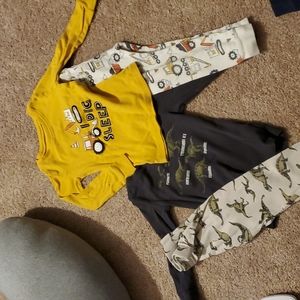 3/$9 3T old navy 2 pair of pajamas